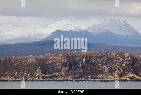 Il vertice di Ben più Coigach nella distanza dalle sponde del Loch pecora nelle Highlands scozzesi Foto Stock