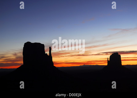 Immagine drammatica del 'Mittens' nella Monument Valley silhousetted con la luce dell'alba Foto Stock