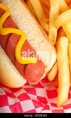 Grigliata di fresco di hot dog con senape e patatine fritte Foto Stock