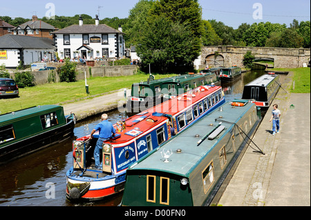 Narrowboats a Trevor bacino del canale sul canale di Llangollen a Acquedotto Pontcysyllte vicino a Wrexham, Wales, Regno Unito Foto Stock