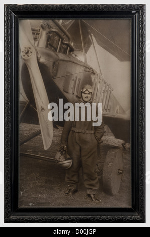Act.Off.Hautrock - fotografie e log book, due grandi fotografie di ufficiale di recitazione Hautrock, una che lo mostra in un vestito di volo di fronte ad un biplano Aviatik B.1, la seconda lo ritratti in posa in un vestito di volo in pelle con una pistola lunga 08(Luger)di fronte ad un monoplanare.entrambe fotografie un po 'depered.in vetro, legno intagliato Frames(ammaccato in luoghi).dimensioni incorniciate 62 x 112 cm e 67 x 116 cm.Also un registro di volo privato con le registrazioni scritte a mano,che documenta meticolosamente i voli tra l'8 maggio 1914 e l'8 settembre 1917,incl,diritti aggiuntivi-clearences-non disponibile Foto Stock