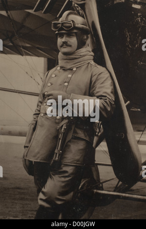 Act.Off.Hautrock - fotografie e log book, due grandi fotografie di ufficiale di recitazione Hautrock, una che lo mostra in un vestito di volo di fronte ad un biplano Aviatik B.1, la seconda lo ritratti in posa in un vestito di volo in pelle con una pistola lunga 08(Luger)di fronte ad un monoplanare.entrambe fotografie un po 'depered.in vetro, legno intagliato Frames(ammaccato in luoghi).dimensioni incorniciate 62 x 112 cm e 67 x 116 cm.Also un registro di volo privato con le registrazioni scritte a mano,che documenta meticolosamente i voli tra l'8 maggio 1914 e l'8 settembre 1917,incl,diritti aggiuntivi-clearences-non disponibile Foto Stock