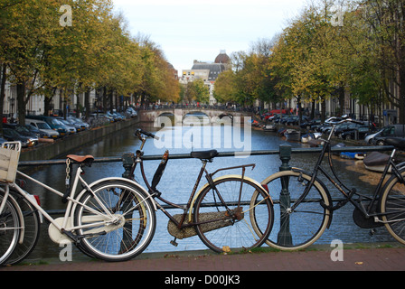 Biciclette sul ponte in Amsterdam Foto Stock