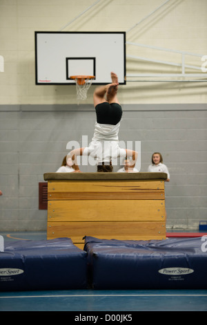Educazione fisica classe nella palestra presso un secondario completo scuola, Wales UK Foto Stock
