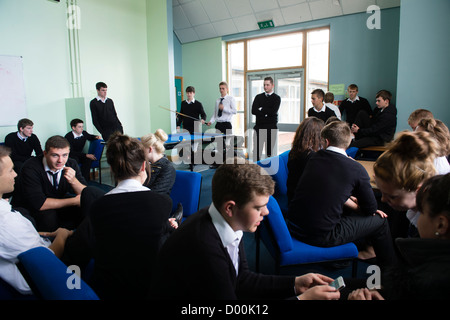 Anno 12 e 13 studenti nella sesta forma sala comune ad un secondario completo scuola, Wales UK Foto Stock