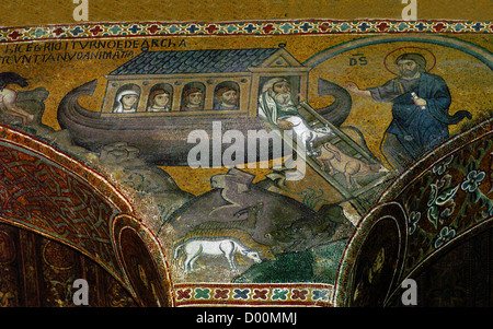 Palermo Sicilia Italia la Cappella Palatina nel Palazzo dei Normanni mosaico di animali lasciando l'Arca di Noè dopo il diluvio Foto Stock