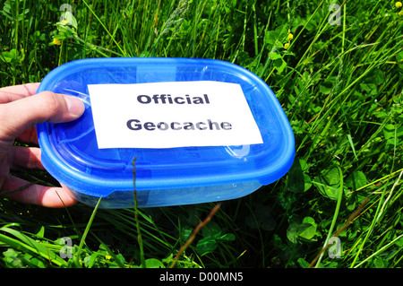 Concetto di geocaching con blue geocache box che mostra gli sport outdoor concept Foto Stock