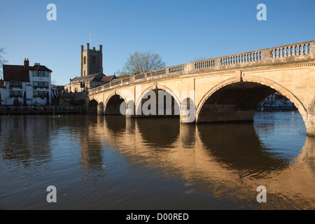 Henley ponte che attraversa il fiume Tamigi, Chiesa di Santa Maria in background, Henley on Thames, Oxfordshire, England, Regno Unito Foto Stock