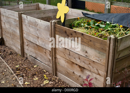 Un di legno tre bay compost bin Foto Stock