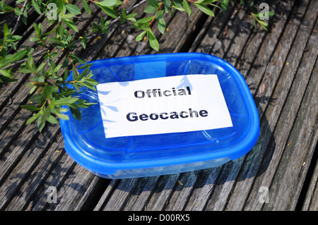 Concetto di geocaching con blue geocache box che mostra gli sport outdoor concept Foto Stock