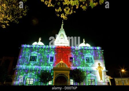 La Shree Swaminarayan tempio, visto qui addobba con luminosi luci colorate celebrando Dawali. Foto Stock