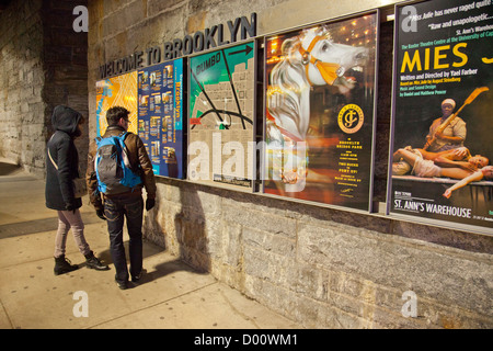 Ponte di Brooklyn sign in cemento Foto Stock