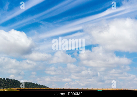 I modelli in formazioni di nubi contro un cielo blu sulla Interstate 40 in Nuovo Messico. Foto Stock