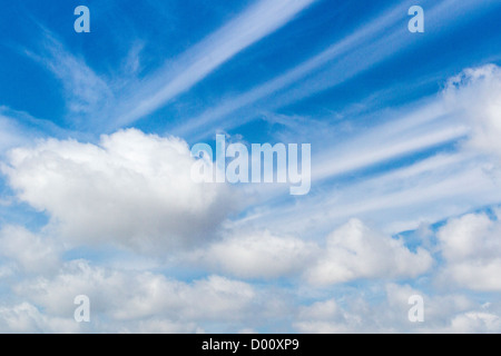 I modelli in formazioni di nubi contro un cielo blu sulla Interstate 40 in Nuovo Messico. Foto Stock