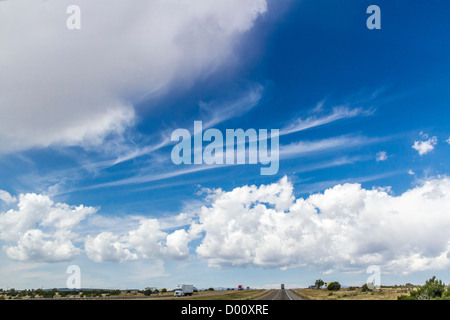 I modelli in formazioni di nubi contro un cielo blu sulla Interstate 40 in Nuovo Messico.