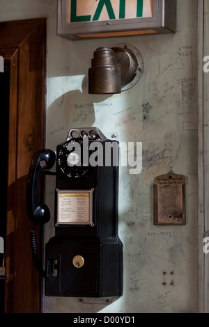 Antico telefono a pagamento sulla parete Foto Stock