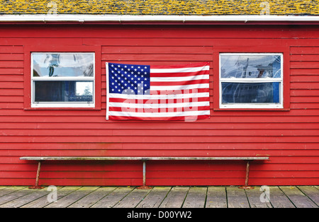 Bandiera americana appeso alla parete in legno Foto Stock