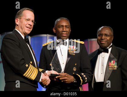 Presidente del Comune di capi di Stato Maggiore della Marina Militare Adm. Mike Mullen, sinistra e esercito pensionato Gen. Johnnie Wilson, destro presente esercito gen. William Kip Ward, comandante della U.S. Africa il comando, con il Lifetime Achievement Award durante la XXIV Edizione ingegnere nero dell'anno Awards Febbraio 22, 2010 a Baltimora, MD. Il Segretario alla difesa Leon Panetta ha retrocesso Ward Novembre 13, 2012 accusato di spendere migliaia di dollari sul sontuoso di viaggio e altre spese non autorizzate Foto Stock