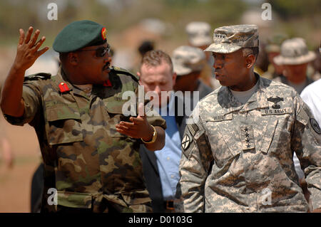 US Army Generale William Kip Ward, Comandante della US Africa Command colloqui con gente ugandese della forza di difesa Col. Sam Kavuma mentre touring distretto di Gulu nel Uganda il 10 aprile 2008. Il Segretario alla difesa Leon Panetta ha retrocesso Ward Novembre 13, 2012 accusato di spendere migliaia di dollari sul sontuoso di viaggio e altre spese non autorizzate Foto Stock