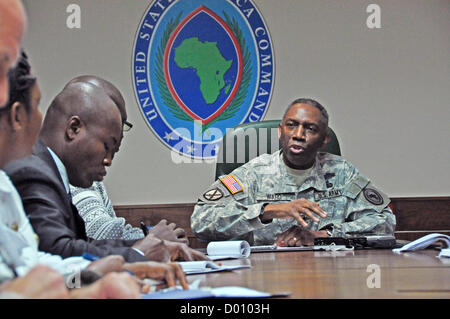 US Army Generale William Kip Ward, Comandante della US Africa Command si incontra con i supporti del Ghana delegazione Febbraio 26, 2010 a Stoccarda, in Germania. Il Segretario alla difesa Leon Panetta ha retrocesso Ward Novembre 13, 2012 accusato di spendere migliaia di dollari sul sontuoso di viaggio e altre spese non autorizzate Foto Stock