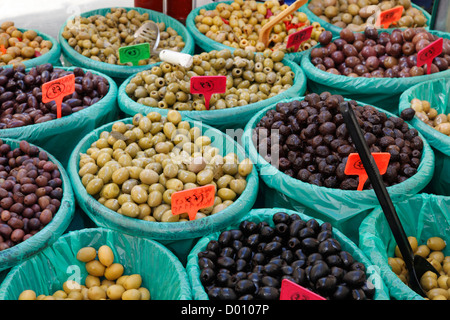 Le olive per la vendita sul mercato Foto Stock