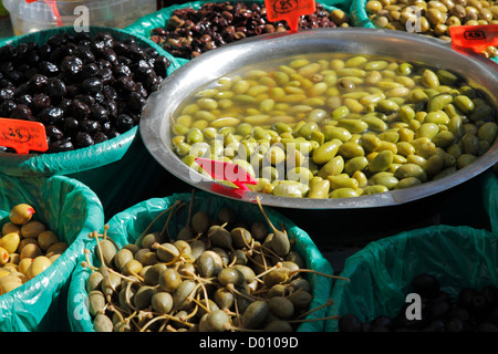 Le olive per la vendita sul mercato Foto Stock