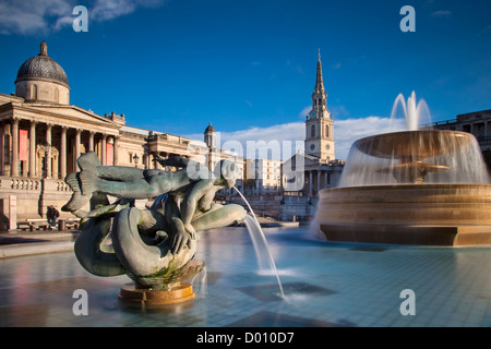 Trafalgar Square con St. Martins nel campo, Galleria Nazionale, nel West End di Londra Inghilterra, Regno Unito Foto Stock