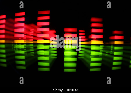 La musica di equalizzatori grafici e analisi audio clip. shot dal display di un impianto stereo hifi sistema Foto Stock