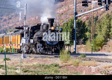 1925 locomotiva a vapore Baldwin, configurazione 2-8-2, tipo Mikado, che traina storiche ferrovie antiche sulla D&SNG Railroad al Trimble Crossing. Foto Stock