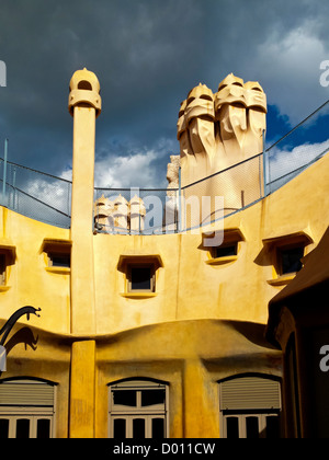 Torri di ventilazione o camini sul tetto di La Pedrera o Casa Mila progettato da Antoni Gaudi nel centro della città di Barcellona Spagna Foto Stock