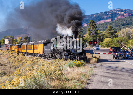 1925 locomotiva a vapore Baldwin, configurazione 2-8-2, tipo Mikado, che attraversa la US 550 a Hermosa, Colorado, sulla D&SNG Railroad. Foto Stock