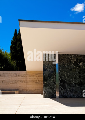 Il Barcellona modernista Pavilion progettato da Ludwig Mies van der Rohe per l'esposizione internazionale del 1929 Barcellona Spagna Foto Stock