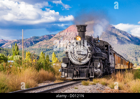 1925 Baldwin locomotiva a vapore, 2-8-2 configurazione, Mikado tipo, tirando storico automotrici classic in attraversamento di Trimble Foto Stock