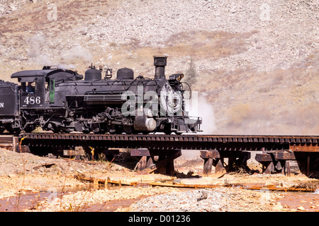 1925 locomotiva a vapore Baldwin, configurazione 2-8-2, tipo Mikado, con antiche e classiche ferrovie, presso il ponte sul fiume Animas vicino a Silverton, Colorado. Foto Stock