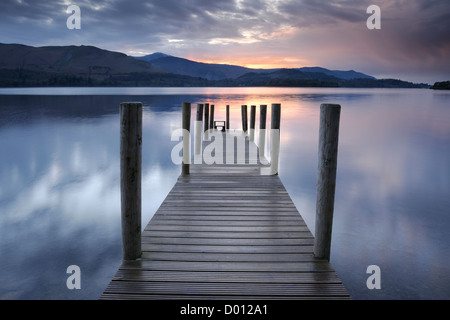 Pontile in legno sulla Derwent Water con Catbells visibile all'orizzonte. Lake District, UK. Foto Stock