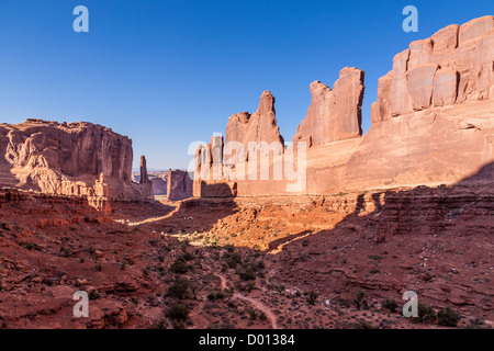 Luce serale sulle formazioni rocciose di arenaria a "Park Avenue" nel Parco Nazionale di Arches nello Utah. Foto Stock