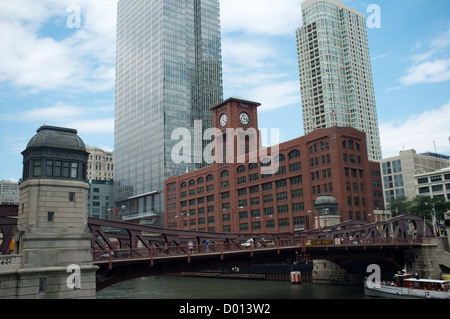 Guardando attraverso il fiume Chicago e del Clark St. bridge e Reid, Murdoch & Co. Edificio nel centro di Chicago sulla luglio 27, 2012 Foto Stock