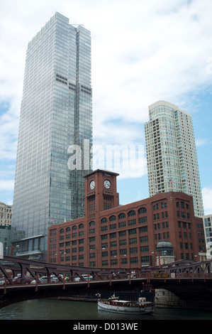 Guardando attraverso il fiume Chicago e del Clark St. bridge e Reid, Murdoch & Co. Edificio nel centro di Chicago sulla luglio 27, 2012 Foto Stock