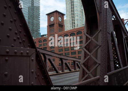 Guardando attraverso il fiume Chicago e del Clark St. bridge e Reid, Murdoch & Co. Edificio nel centro di Chicago sulla luglio 27, 2012 Foto Stock