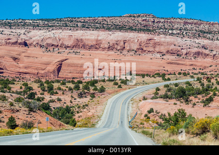 Noi 191 scenic autostrada appena a sud di Moab, Utah, è noto per la pietra arenaria colorate formazioni rocciose. Foto Stock