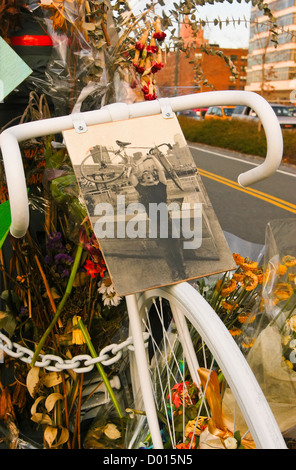 Ghost Bike Memorial per Eric Ng che è stata uccisa da un ubriaco al volante sul lato ovest Greenway, 1 Dicembre 2006 Foto Stock