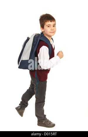 Scuola a piedi boy essendo in fretta isolati su sfondo bianco Foto Stock