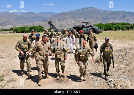 Gen. David H. Petraeus, comandante della NATO e la forza internazionale di assistenza alla sicurezza truppe in Afghanistan, visiti la 1-16th ho Foto Stock