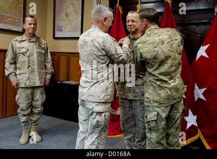 Presidente del Comune di capi di Stato Maggiore Adm. Mike Mullen osserva come comandante di U.S. Comando centrale gen. James N. Mattis e Co Foto Stock