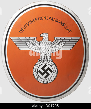 Un segno di smalto 'Deutsches Generalkonsulat', Parigi, colore arancione bianco/nero smaltato, convesso segno ovale in ferro con scritta nera, un'aquila nera Reich su sfondo bianco, e un bordo bianco/nero. Invertire quattro supporti di fissaggio, ossidati, anche leggeri segni di ruggine sul bordo, con difetti minimi. Danni leggeri (ammaccature). Dimensioni 79 x 69.5 cm. Questo impressionante, importante segno è stato appropriato da un combattente della resistenza (un membro del cosiddetto 'fronte Nazionale') durante l'estate del 1944. Con certificazione dello speditore. Un bel pezzo e raro, hi, diritti aggiuntivi-clearences-non disponibile Foto Stock