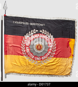 Bandiera di una truppa, del '7. Volkspolizei-Bereitschaft' (Standby della polizia popolare della RDT). Seta nera, rossa e dorata con emblemi cuciti a macchina e designazione dell'unità. Il flagpole è separabile con una finiale nichelata e con uno streamer "Beste Einheit 1985" (Best Unit 1985). Compreso il sacchetto per la bandiera. Pochi danni dovuti all'uso. Dimensioni 150 x 125 cm. Raro,storico,storico,anni 80,XX secolo,premi,premio,Germania orientale,Germania orientale,Germania orientale,Germania orientale,Germania orientale,tedesco,oggetto,oggetti,still,medaglia,decorazione,medaglie,diritti aggiuntivi-clearences-non disponibile Foto Stock