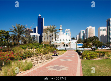 La vecchia moschea contrasta con l'architettura contemporanea dell'Abu Dhabi skyline, in questa vista dal Corniche Foto Stock
