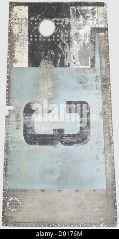 A Junkers 88 A4 di KG 54 - sottobosco ala, verniciato azzurro, alloggiamento rivettato alluminio, sezione Luftwaffe nero/bianco, dimensione '3' in nero. Piastra di specifica rivettata inversa 'Siebel Flugzeugwerke G.m.b.H. Bauteil-Nr 29S BA Z9(? Punch), Zeichnung. Nr 88 519 215, Flugz.-must. A-4 Lizenz'. Ossidazione e difetti. Secondo lo speditore questa sezione apparteneva ad un aeromobile di Kampfgeschwader 54 'Totenkopf', che tra gli altri partecipava alla guerra aerea contro l'Inghilterra. Dimensioni circa 2 x 1 m, storico, storico, anni trenta, anni trenta, XX secolo, ai, diritti aggiuntivi-clearences-non disponibile Foto Stock