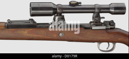 Un fucile da oscilloscopio 98 k, Mauser, con attacco incernierato in alto e scope ZF Ajack,cal. 8 x 57, n. 5713. Numeri corrispondenti. Foro quasi luminoso. Testa del ricevitore coperta da presa frontale, ma vari marchi di accettazione aquila/'135' e radice del cilindro marcata '44D' che significa prodotto a Mauser's, Oberndorf, alla fine del 1944, inizio del 1945. Finitura sottile e macchiata. Camera con fosfatazione grigio sottile, fermo di sicurezza fresato (sostituito), perno di accensione con numero corrispondente, fori rotondi di rilascio gas, senza guida della molla di azione. Lamiera d'acciaio-timbrata pavimenti storico,storico,anni '30,,diritti-aggiuntivi-clearences-non disponibile Foto Stock