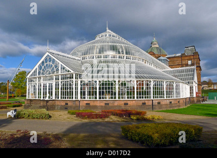 Il Palazzo del Popolo e giardini invernali in Glasgow Green park Glasgow Scozia con alberi in colore di autunno Foto Stock